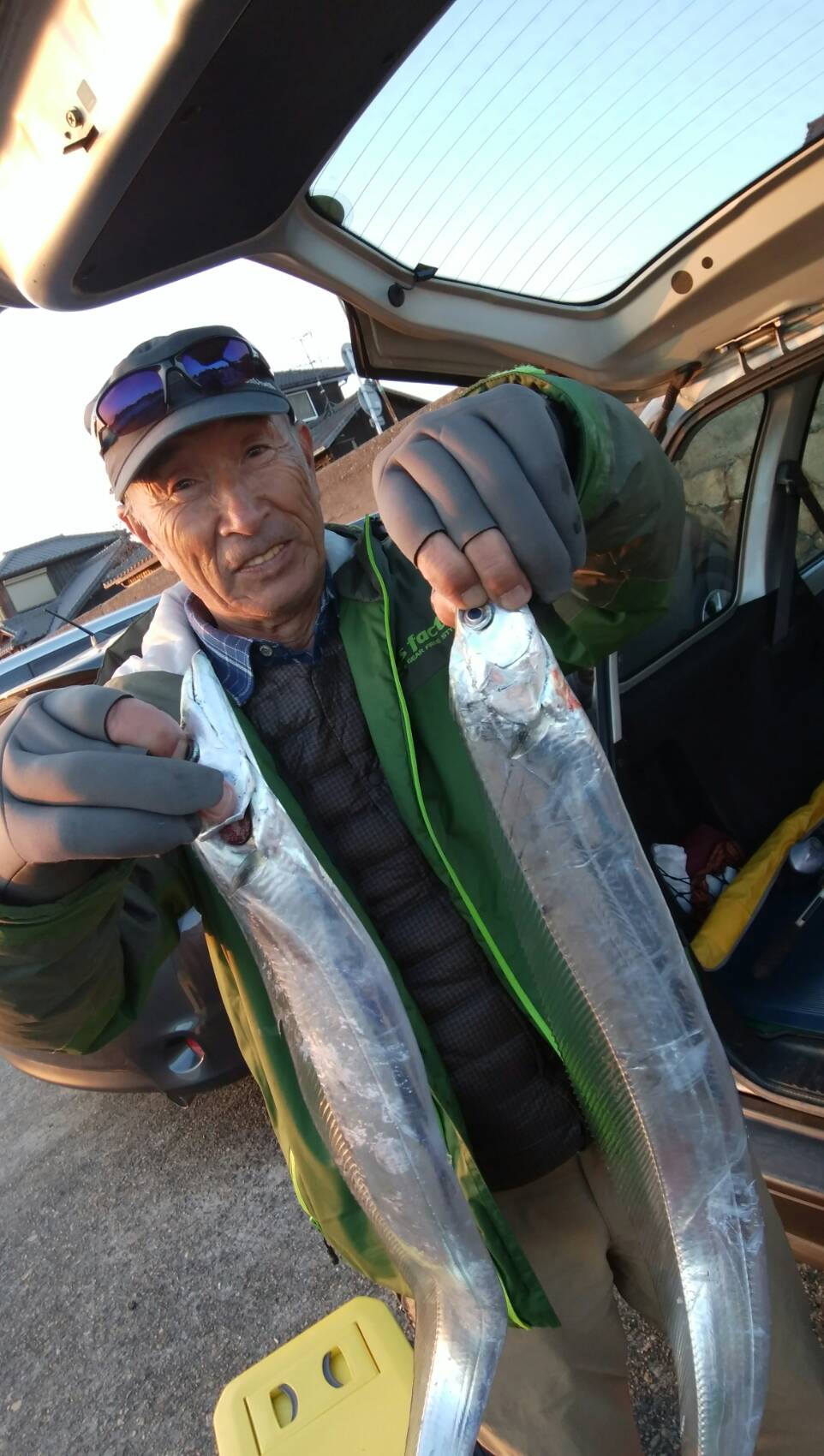 太刀魚20〜30匹とタイ